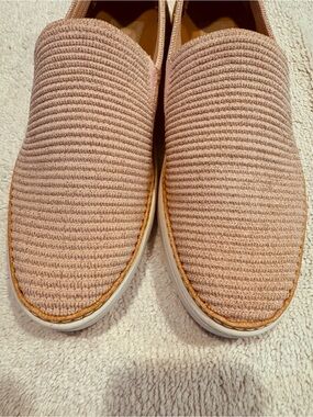 UGG Women's Slip-On Knit Flats in Blush Pink and has a beautiful glitter pink.